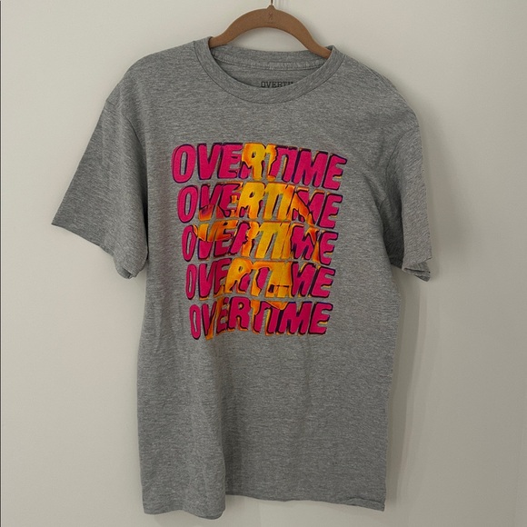 OVERTIME Graphic T Shirt Men's‎ Grey Short Sleeve Crew Neck Size Medium Verified - Picture 2 of 7